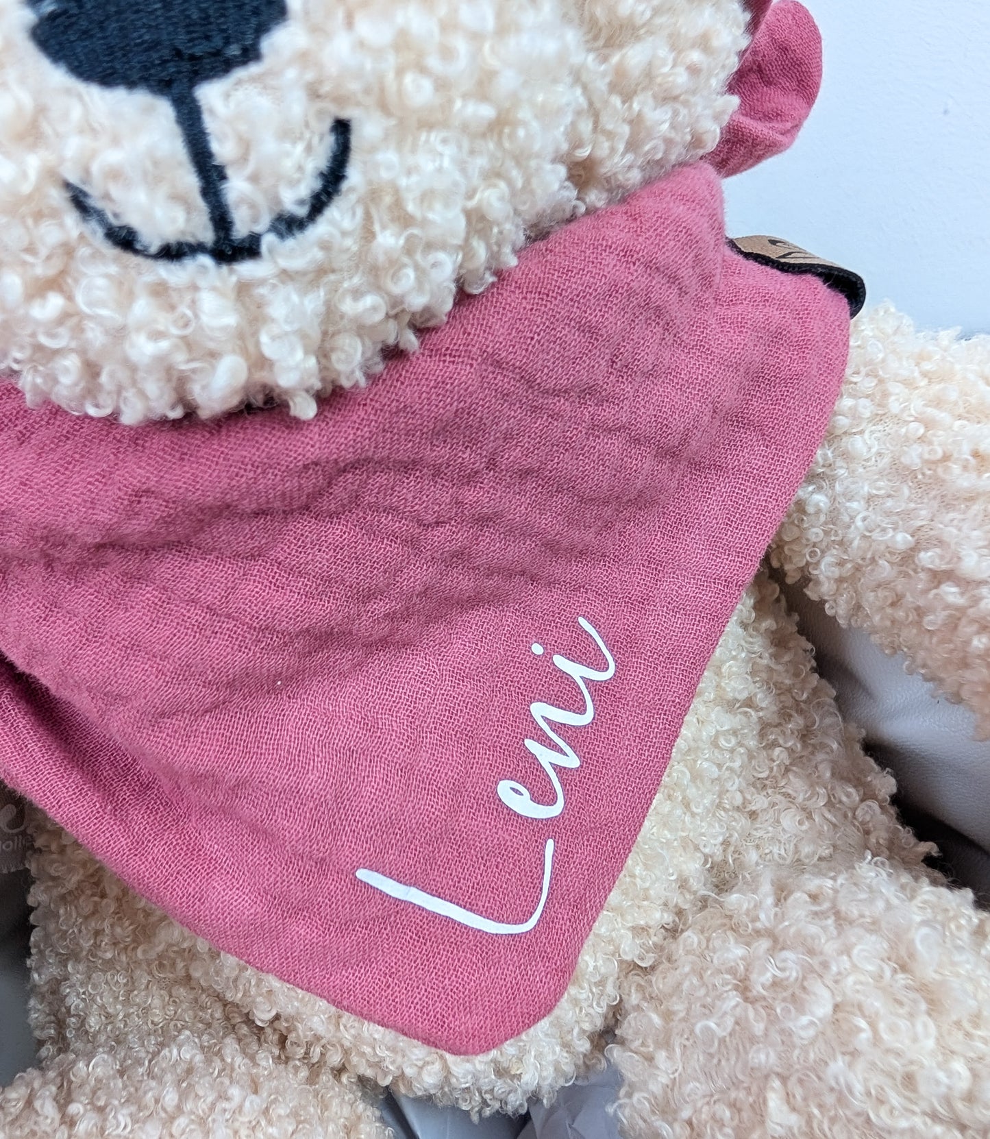 Kuscheltier Teddy mit Mütze und Halstuch | Personalisierbar