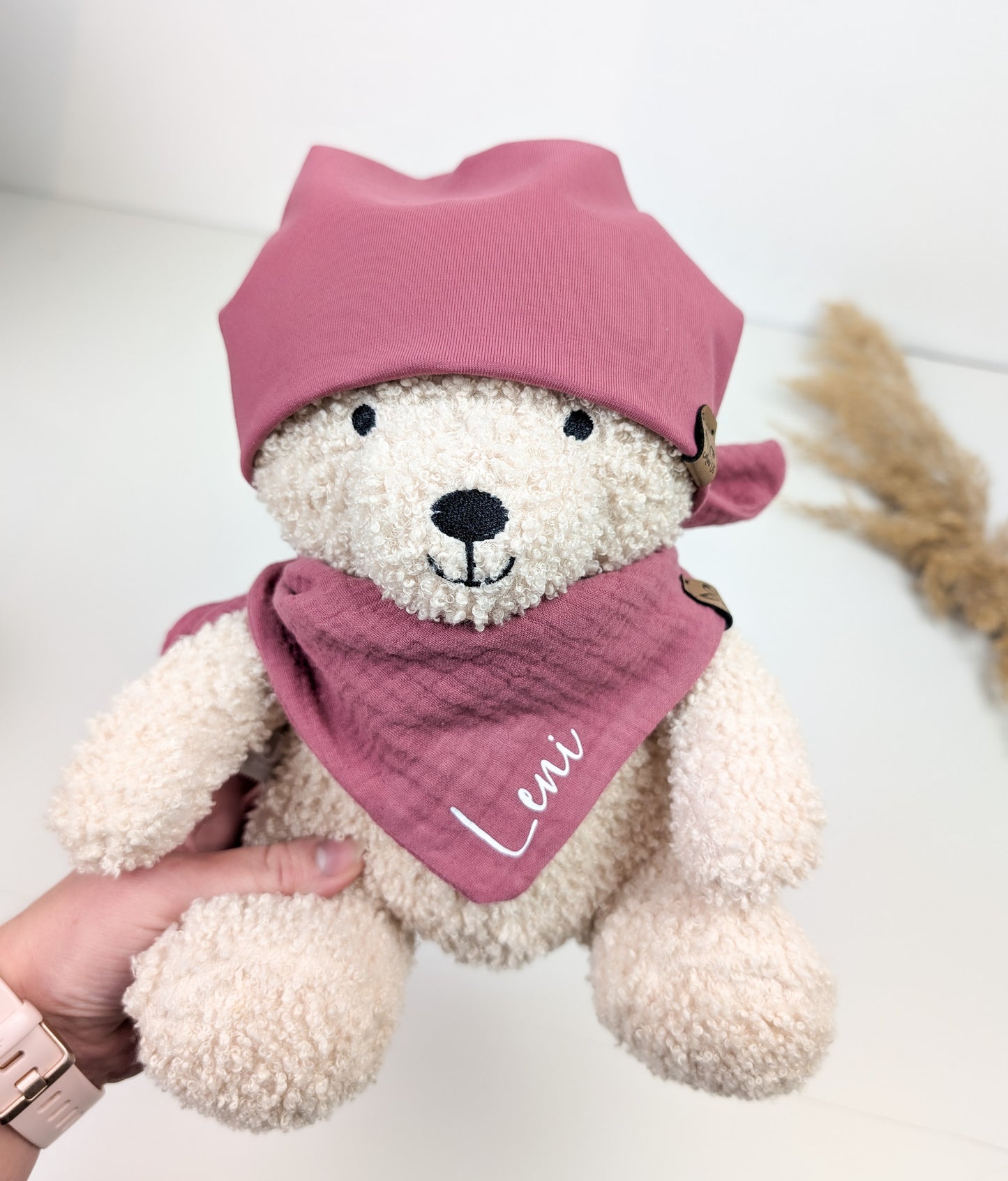 Kuscheltier Teddy mit Mütze und Halstuch | Personalisierbar