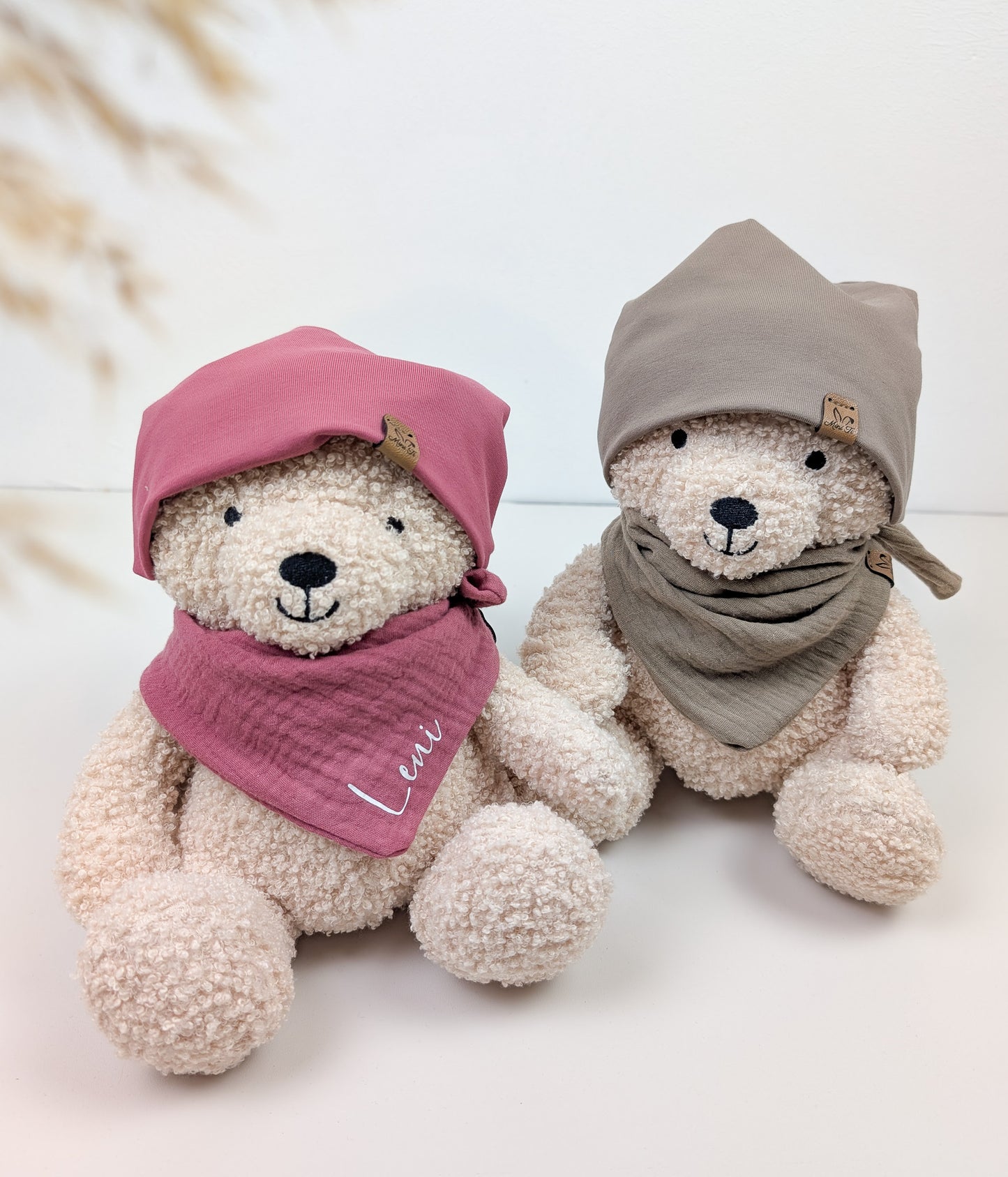 Kuscheltier Teddy mit Mütze und Halstuch | Personalisierbar